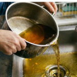 Por qué no tirar aceite vegetal usado por la pileta: el contaminante silencioso del agua